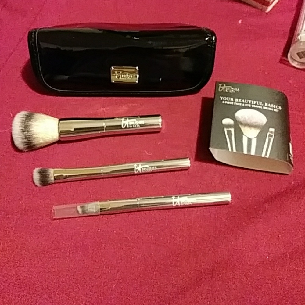 It Cosmetics 3 piece Face and Eye brush set